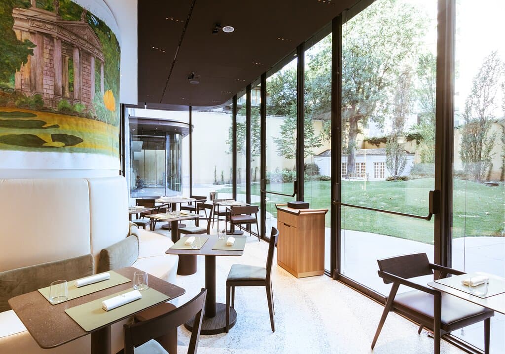 La sala interna del Bistrot con affaccio sul verde