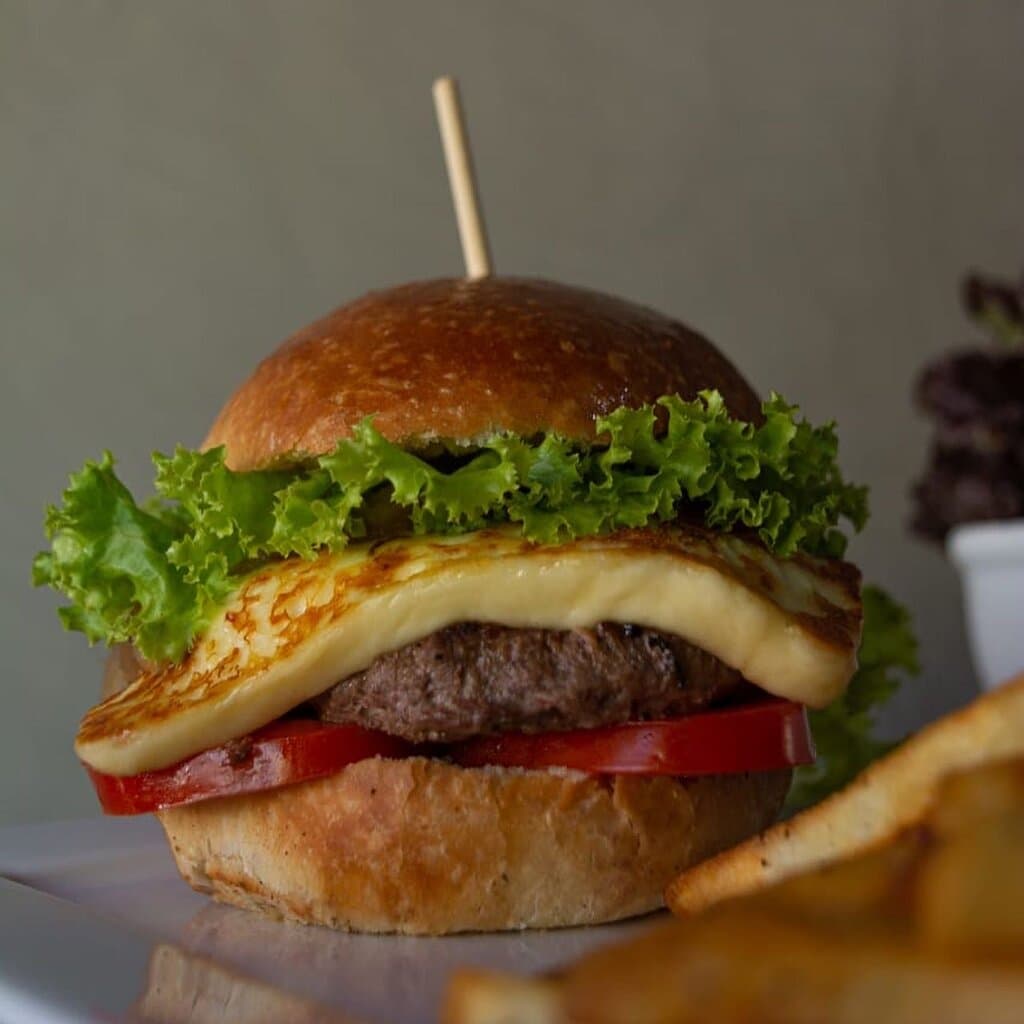 Hambúrguer de carne de sol com queijo coalho
