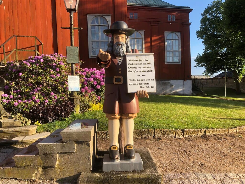 Statyn ''Rosenbom'' utanför Amiralitetskyrkan i Karlskrona