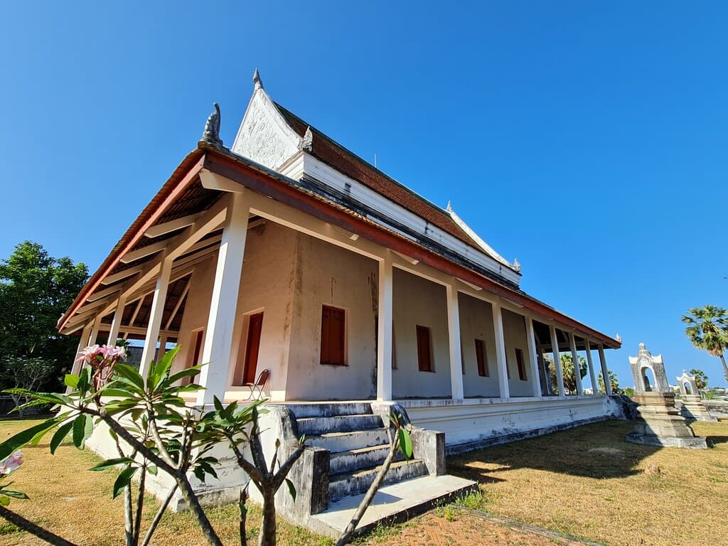 ด้านในพระอุโบสถ มีภาพจิตรกรรมฝาผนัง เป็นภาพเขียนสี ที่มีความสวยงามด้วยเส้นและองค์ประกอบ ไม่แพ้งานจิตรกรรมของยุคหลังสมัยกรุงศรีอยุธยา และเป็นที่ประดิษฐานพระพุทธรูปก่ออิฐถือปูนลงรักปิดทองปางมารวิชัยครับ