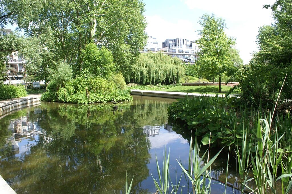 Explore the Parc de Bercy