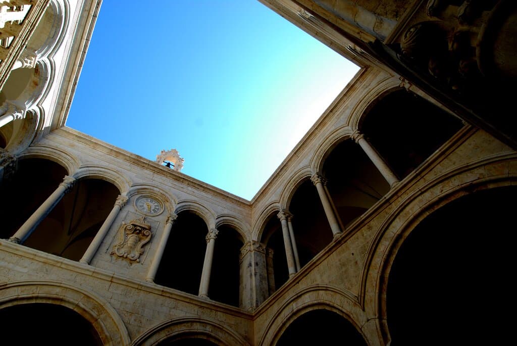 The Rector’s Palace is a two-storey building, with portico and atrium, in which the Gothic-Renaissance form is skilfully blended with the Baroque interventions.

