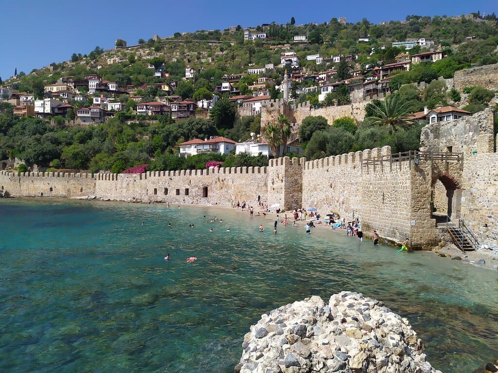 Вид на пляж у подножья крепости Аланьи, недалеко от Красной башни.