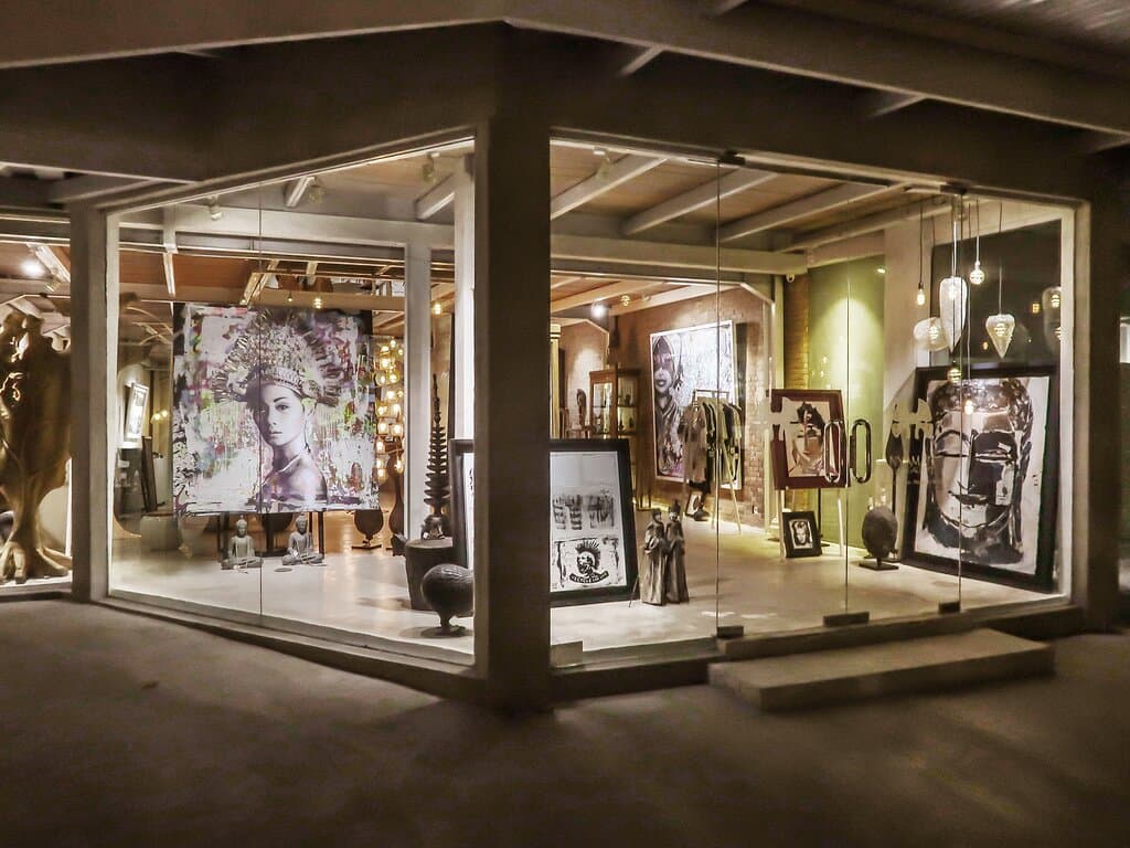 Night view of Nyaman Gallery's etalage