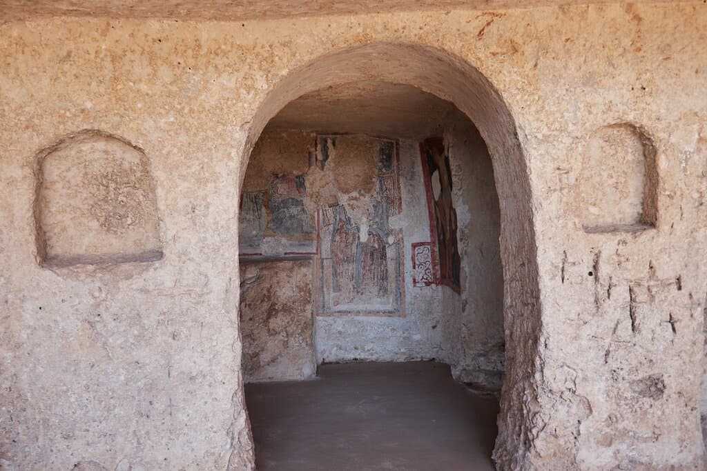 Gli affreschi all'interno