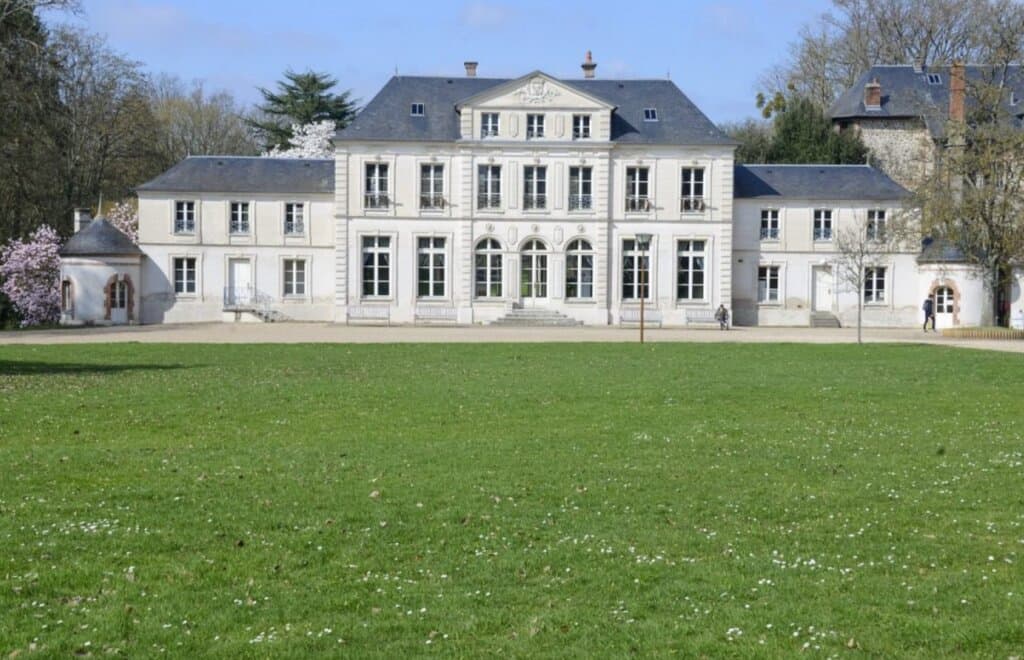 Au cœur d’un espace de verdure et d’une forêt, tout proche du centre ville (10 minutes à pied de la gare), le Château de Trangis vous accueille toute l’année pour vos réceptions familiales ou repas de gala, fin d’année… Idéal également pour les journées intensive avec le parcours accrobranche à proximité immédiate !  Le parc est labellisé vitrine de la gestion écologique ébroïcienne.