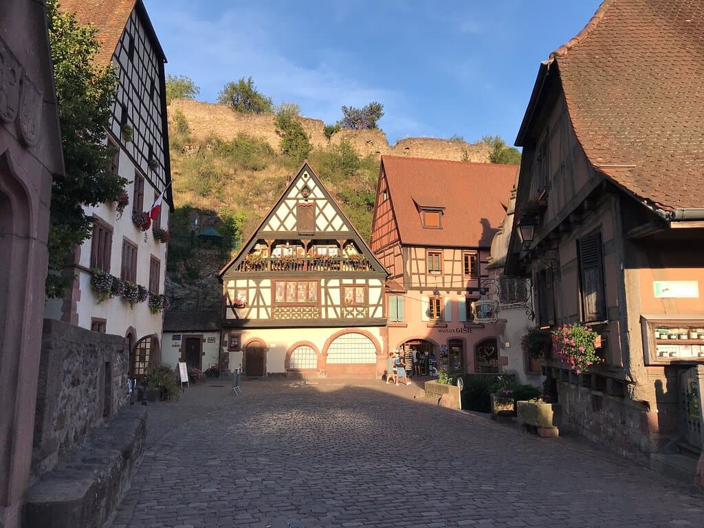 Precioso pueblo empedrado atravesado por un rio
