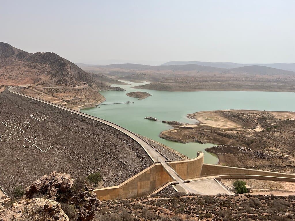 Vista dall’alto sulla diga