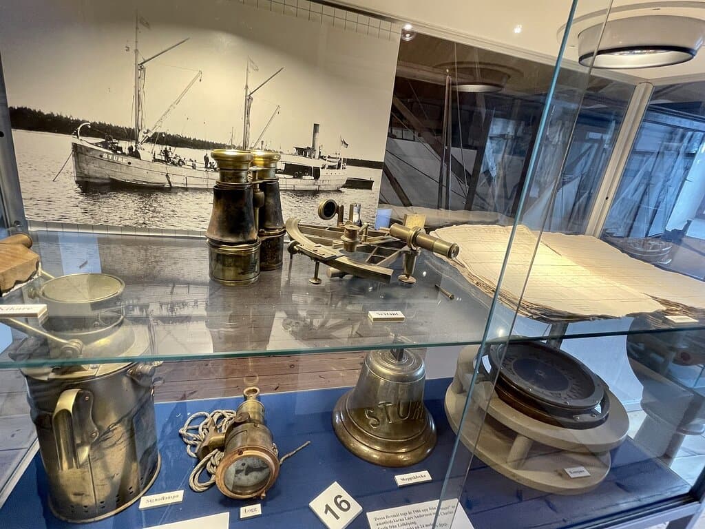 Kleines Museum, was auch für uns als Nicht-Schweden äußerst interessant war, vor allem weil alles sehr liebevoll dargestellt wird. Es gibt eine kurze Erläuterung in deutscher Sprache. Danke dafür, das hat sehr geholfen.