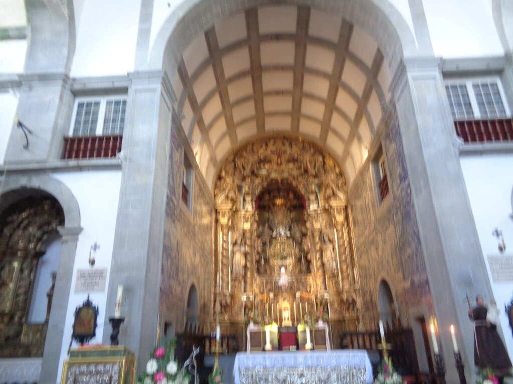 Widok bardzo bogato zdobionego  ołtarza głównego kościoła .