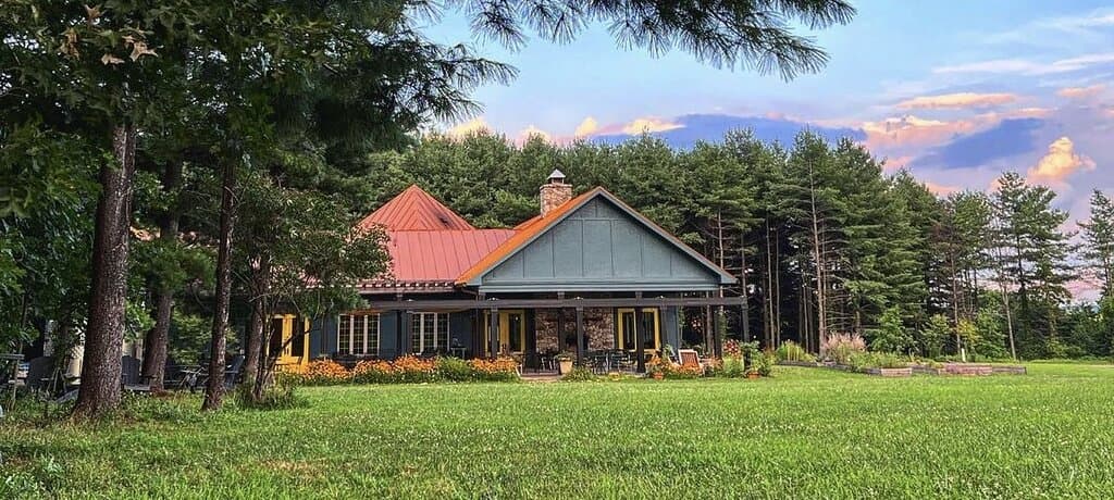 Tasting Room in Purcellville Virginia - Walsh Family Winery is located about 35 minutes from Aldie, 25 minutes from Ashburn and 20 minutes from Leesburg. 