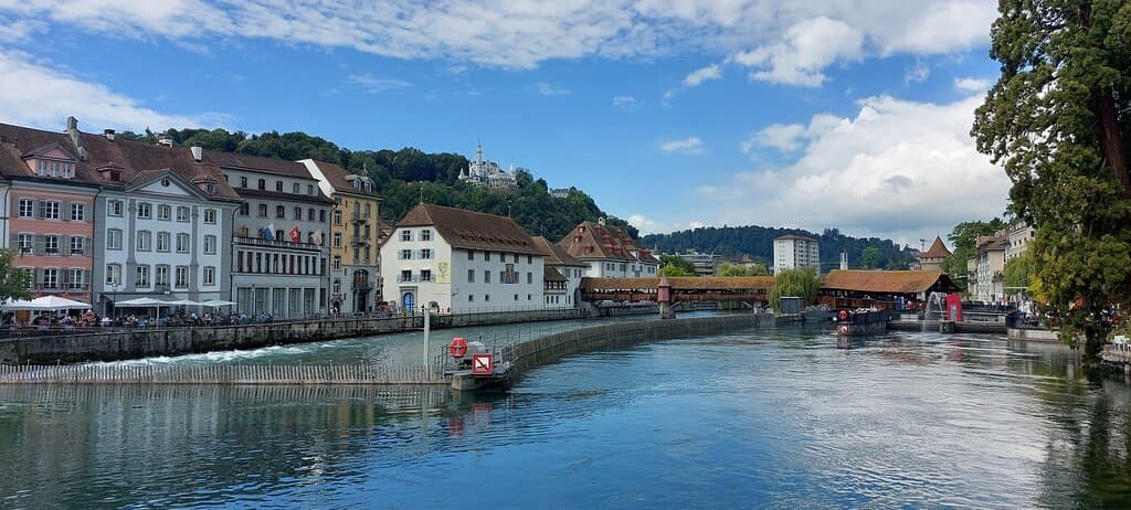 Reusswehr mit dem Historischen Museum im Hintergrund (weisses Gebäude)