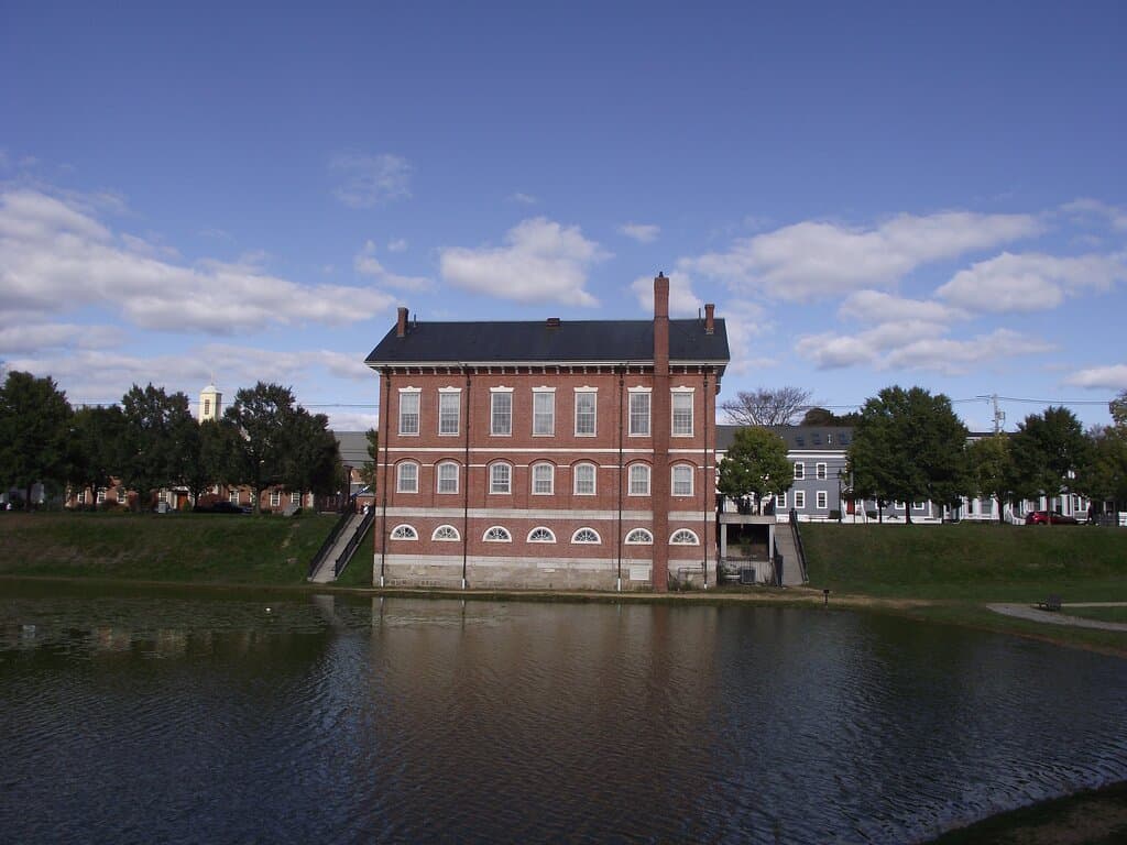 MA - NEWBURYPORT - BARTLETT MALL - ESSEX COUNTY SUPERIOR COURT ACROSS THE FROG POND