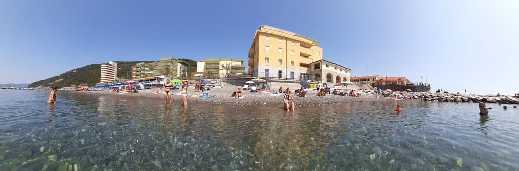 Panoramica dell'unica spiaggia libera (decente solo senza la sabbia sporca del fiume) di Chiavari 
