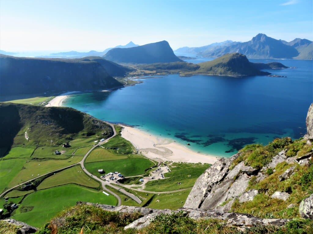 Panorama dalla parte alta del sentiero verso il Mannen (si vedono bene le due spiagge di Haukland e di Vik)