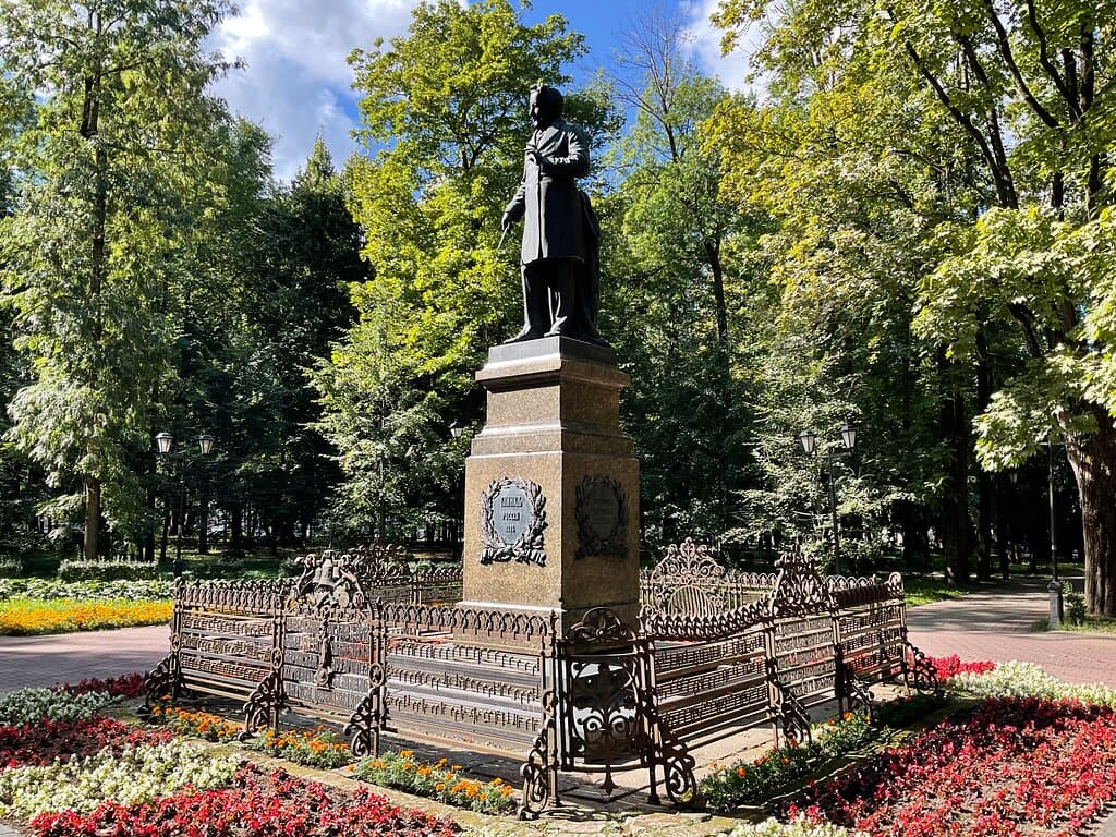 Памятник М.И. Глинке в саду Блонье