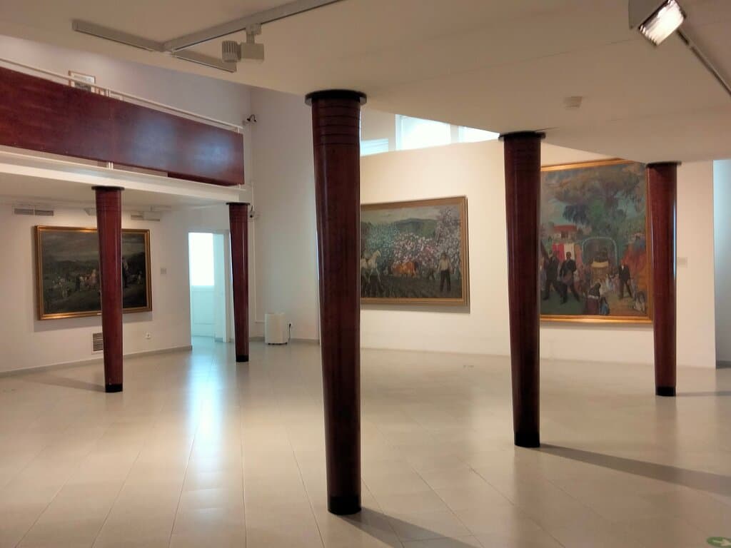 Exposición permanente, con la extraordinaria obra de Nicanor Piñole.