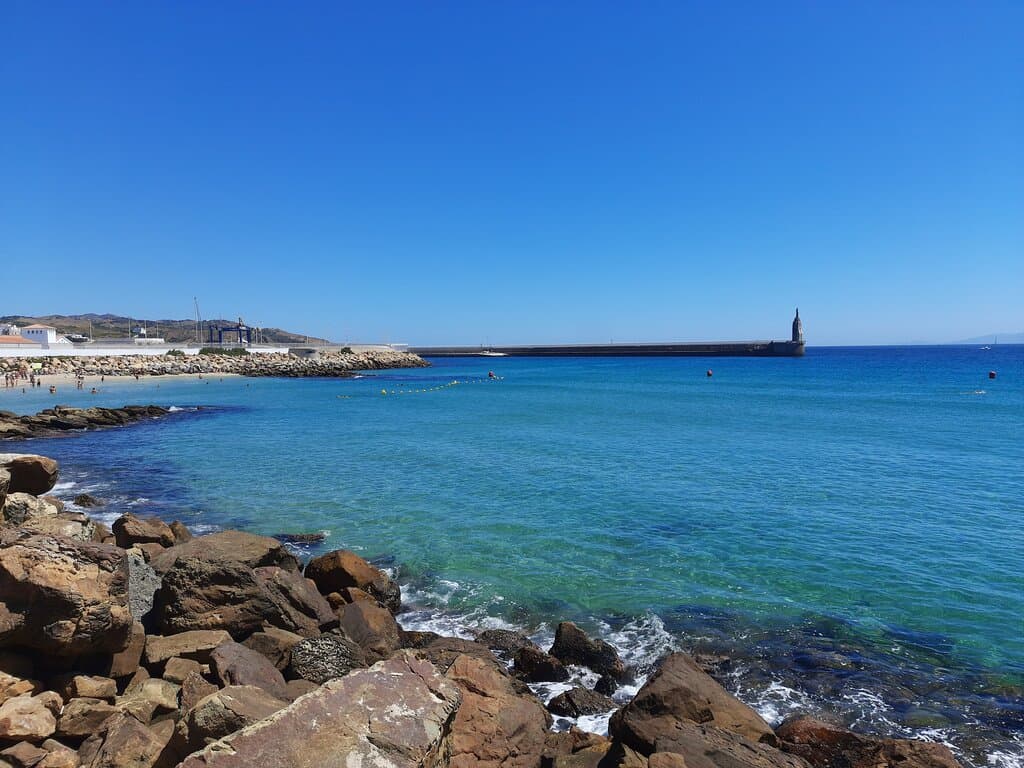 Playa Chica al fondo desde Isla de las Palomas