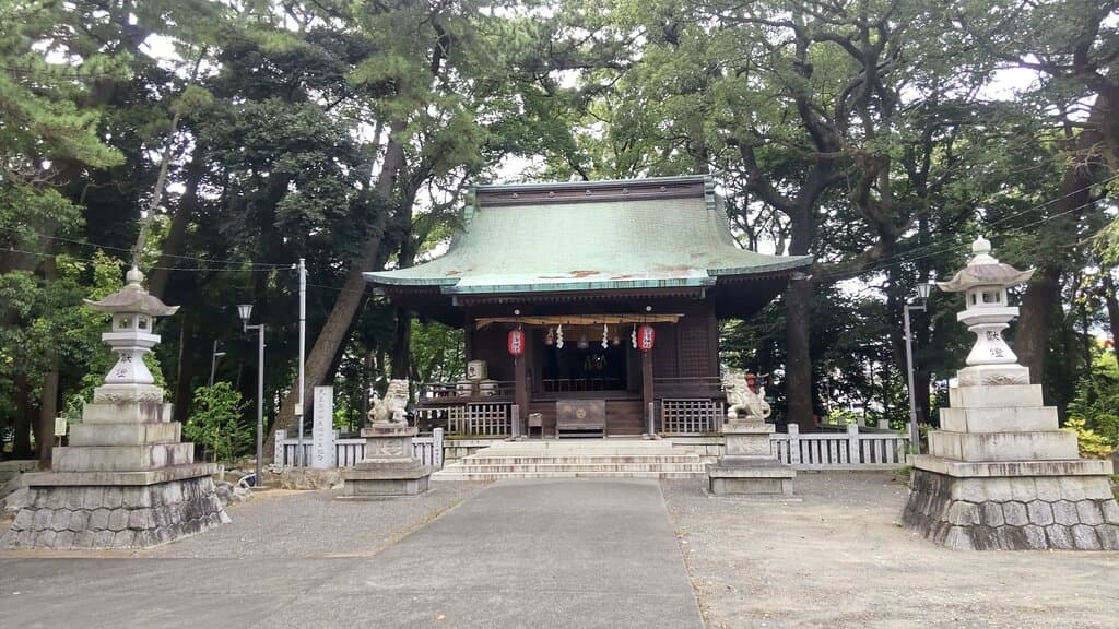 本殿前の一対も御影石の灯篭、立派です。。。