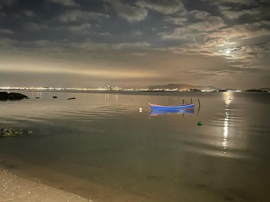 Ver a lua dessa praia é muito lindo
