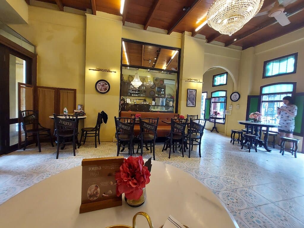 Beautiful small, cozy place with variety of home made ice creams...i had Bi Co Moi - Glutinous Sticky Rice & Coconut Milk Ice Cream... Which was delicious... Must visit if you are in old phuket town