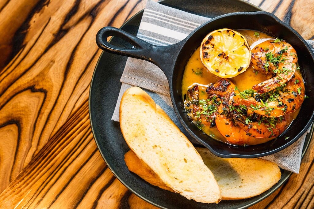 GAMBAS al AJILLO
shell-on shrimp, cured lemon, smoked paprika, white wine butter sauce, grilled baguette, italian parsley