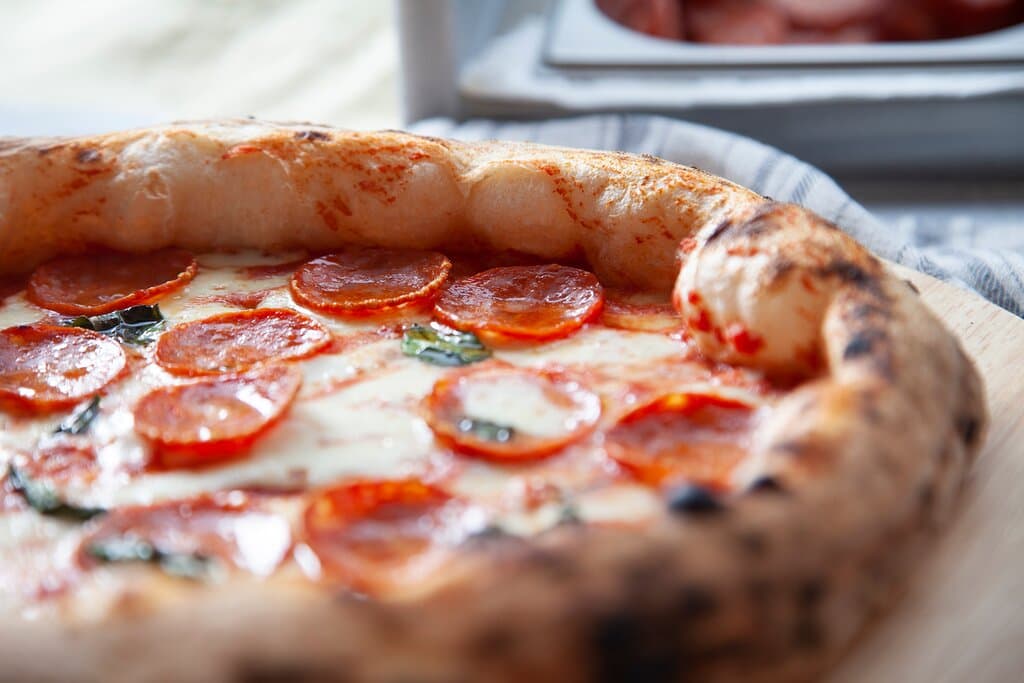 Pepperoni, fresh mozzarella, bio tomato sauce amd fresh basil, on top of our authentic neapolitan dough 