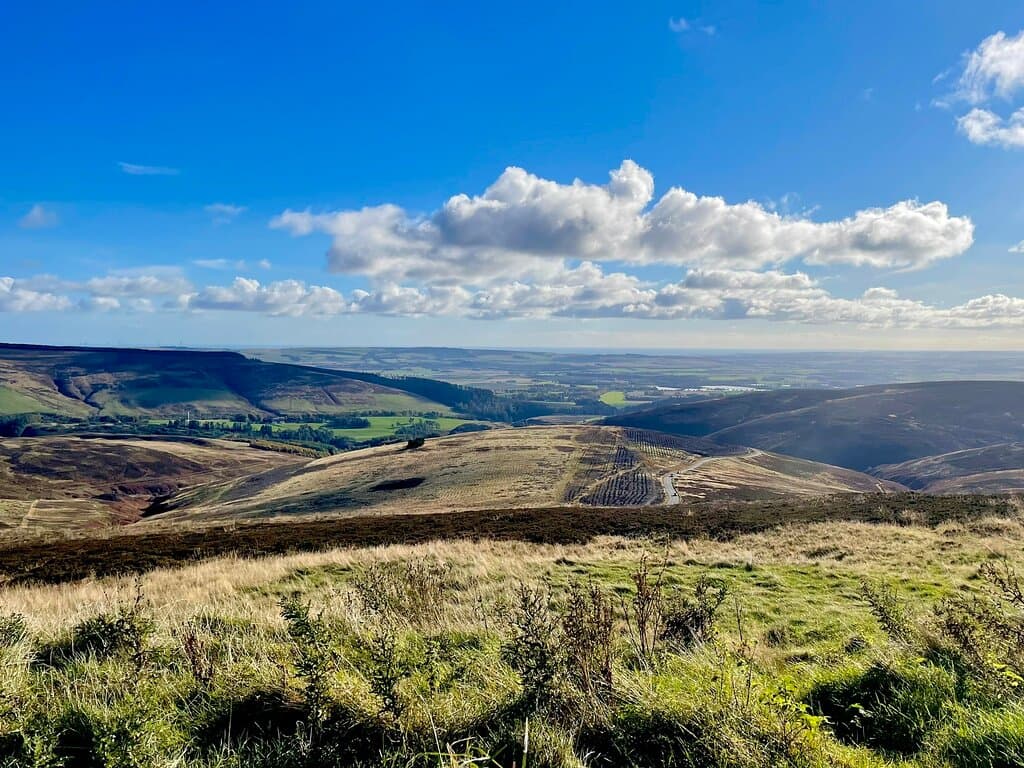 Although this snaking mountain road is only 3.3 km long , 324 metres in altitude are reached at an average gradient of 10% which makes of an exciting challenge , especially for cyclists and bikers.