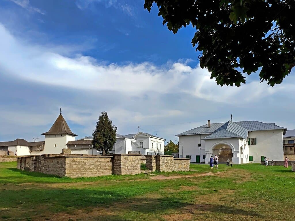 Довмонтов город, Приказная палата и Рыбницкая башня