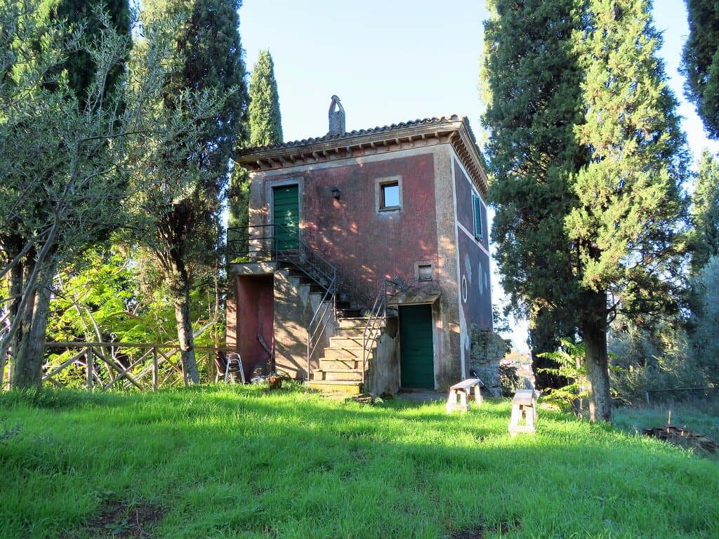Un moderno edificio all'interno dell'area archeologica di cui non conosco la funzione