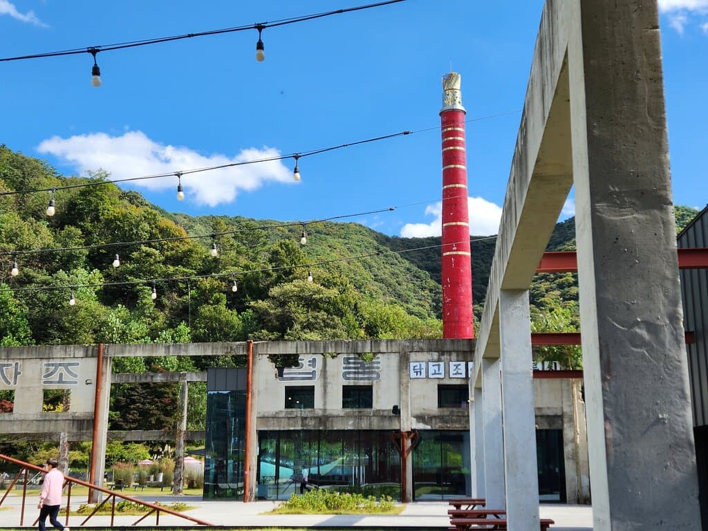 The first recycled sustainable architecture in Korea. It looks like a lighthouse located in the mountain. I enjoyed a delicious coffee watching the tranquil scenery.