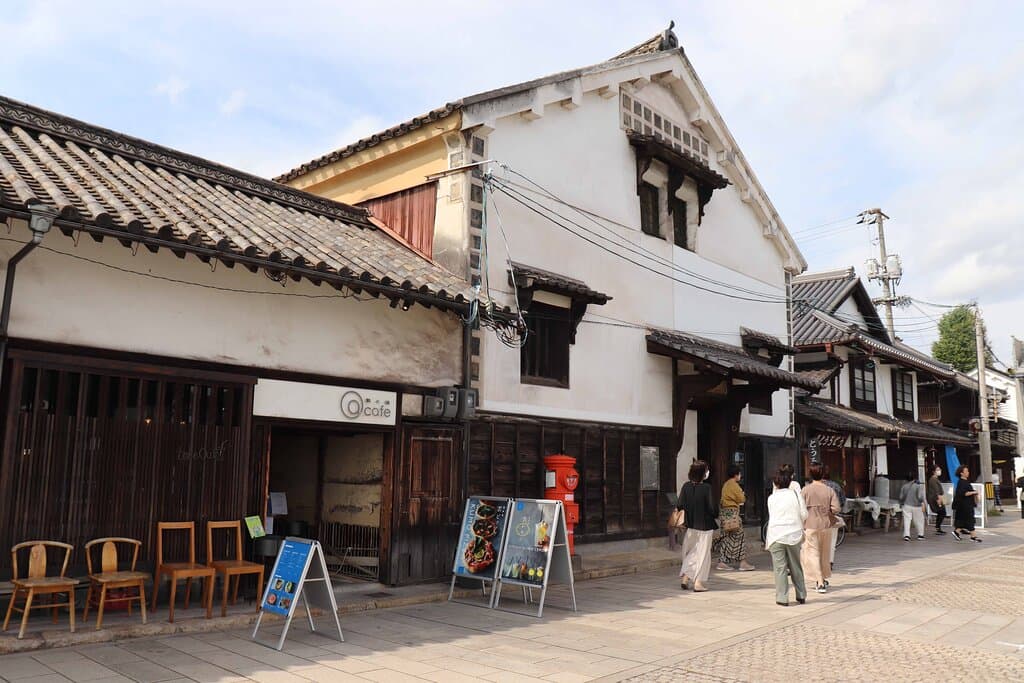 鞆の浦の常夜灯近くの白壁の建物です１