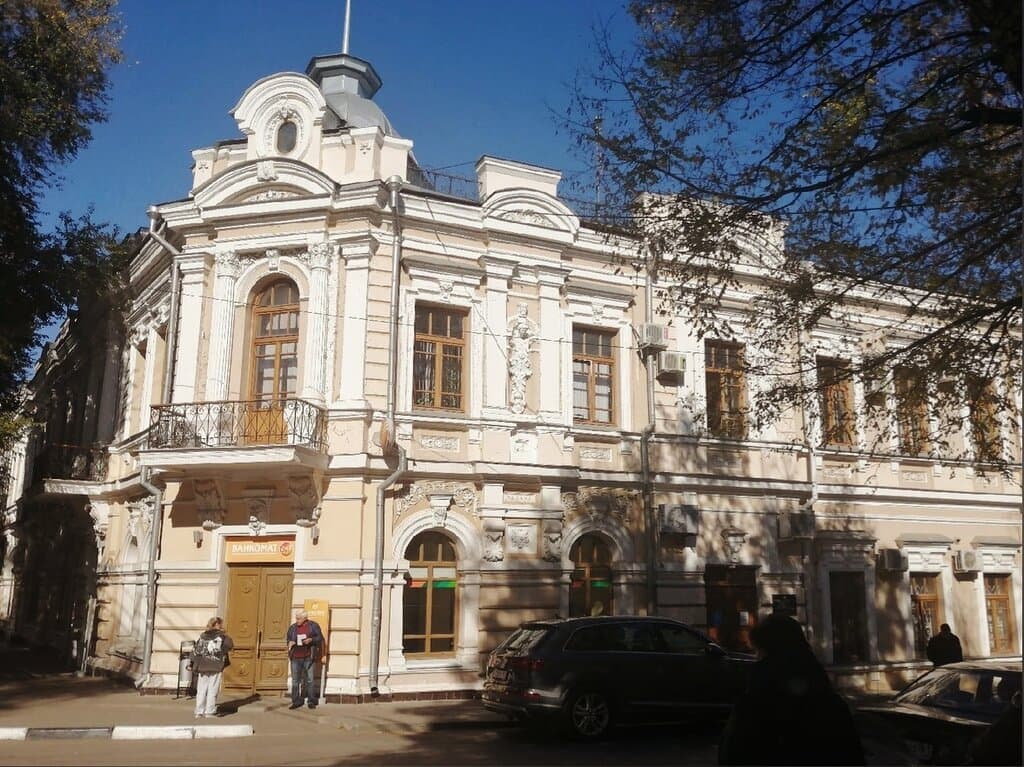 Петровская - главная улица Таганрога. Отличается узоженностью и весьма симпатичной архитектурой...