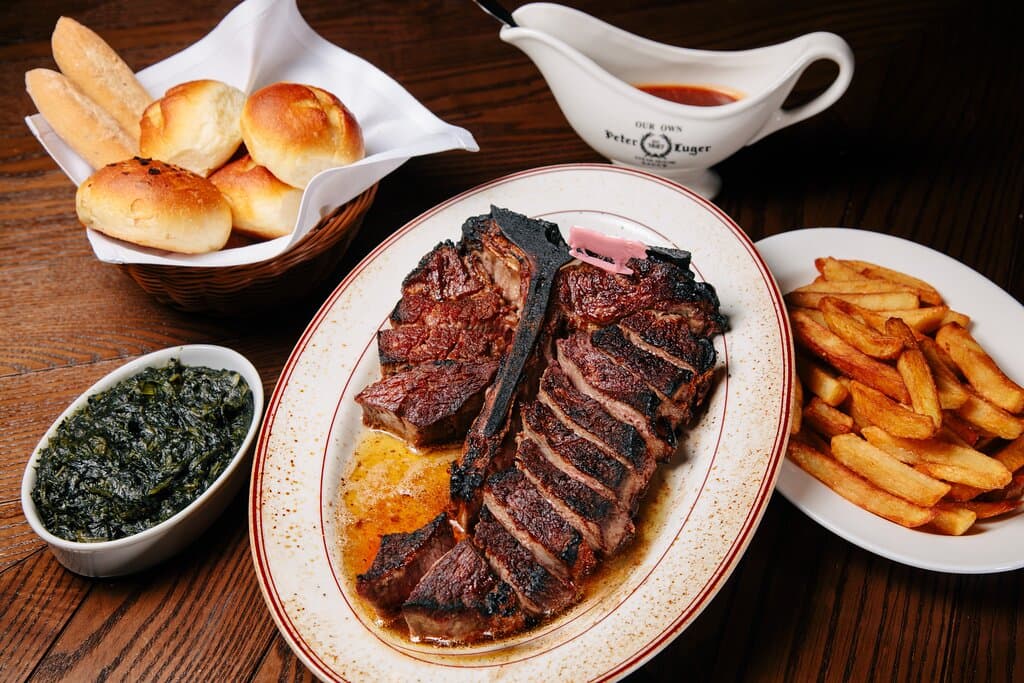 135年伝統を受け継ぐステーキハウス。
看板料理はTボーン・ステーキ。代々受け継がれる目利き技術により厳選した牛肉を毎週空輸で仕入れ、手間暇かけて最適な状態で当店の熟成庫でドライエイジし、こだわりの提供方法で仕上げるステーキです。
東京店では、本店と変わらない最高のステーキを提供することに注力し、店内に設けた熟成庫で本店と同じ手法で牛肉を熟成し、本店と同じ焼き方で提供します。