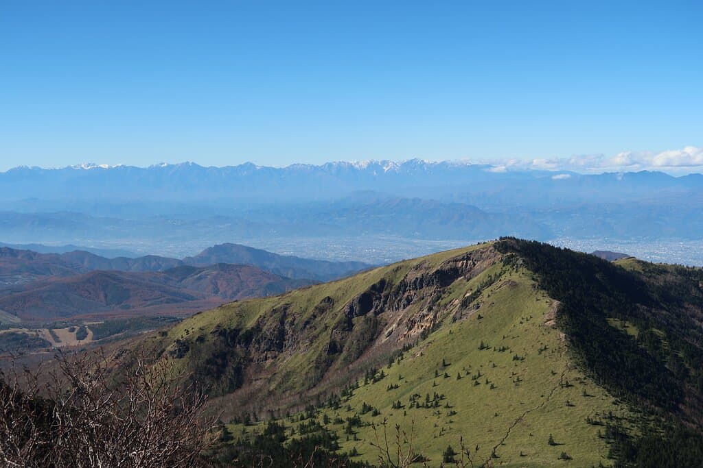 根子岳(手前)と白馬三山(奥)
