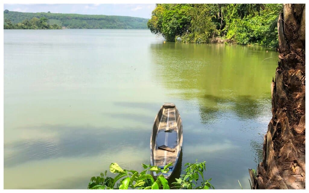 Êtes vous déjà monté dans une pirogue, avez vous déjà lavé vos pieds dans des eaux a la fois verts et paraissant rouge au coucher du soleil. Venez voir! venez voir! venez voir! Chez nous c'est la côte d'ivoire !