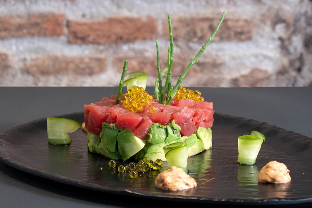 Tartar de ATÚN ROJO, mahonesa de huevas de TOBIKO y pepino encurtido (SG)

