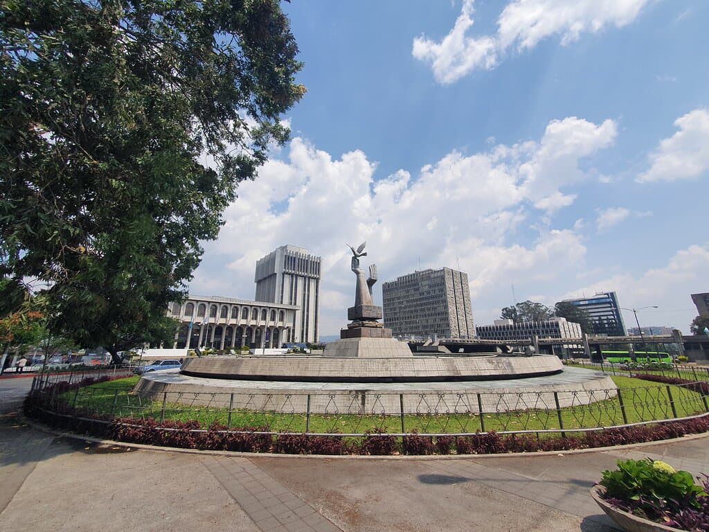 Monumento a la Paz y Banco de Guatemala