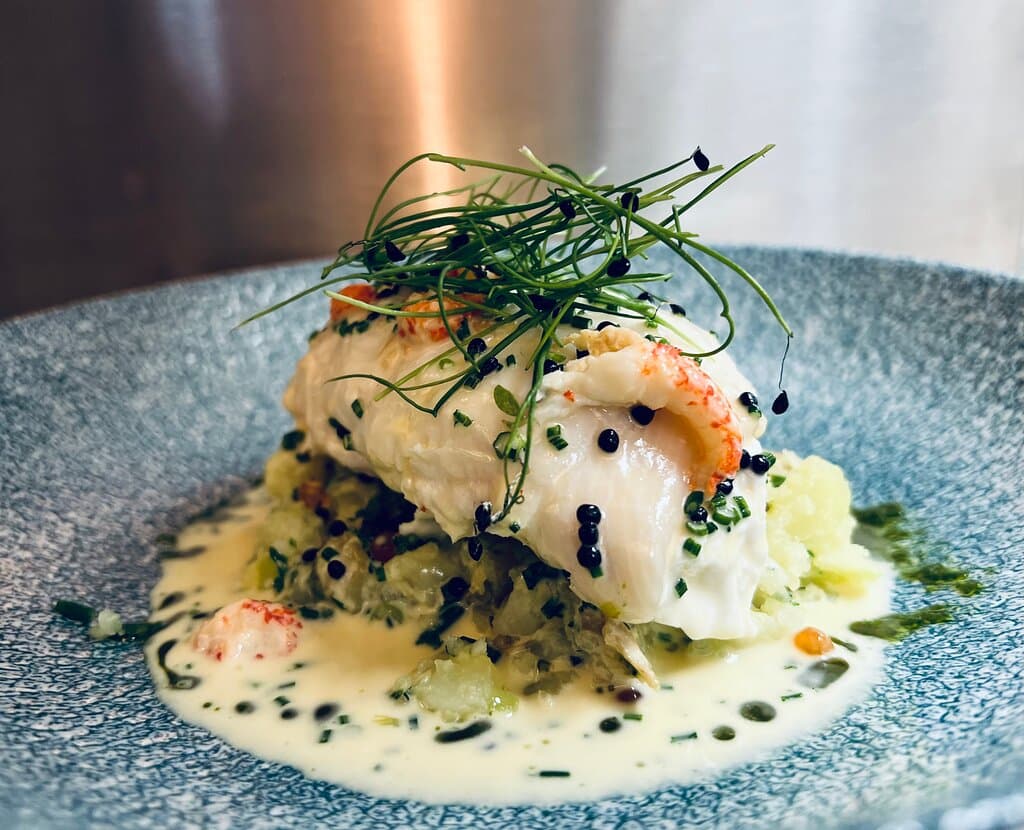 Steamed Fillets of Plaice, prawn mousse, smashed potato and samphire, caviar and crayfish butter sauce.
Nov 2022