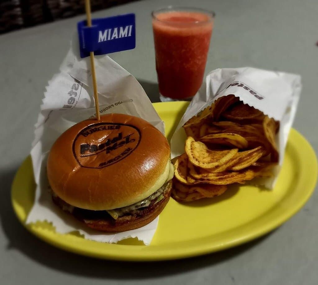 Hamburguer Miami: burguer 160g 100% angus, queijo raclete, alface, tomate, maionese de mostarda dijon, acompanha porção de batata chips artesanal. 