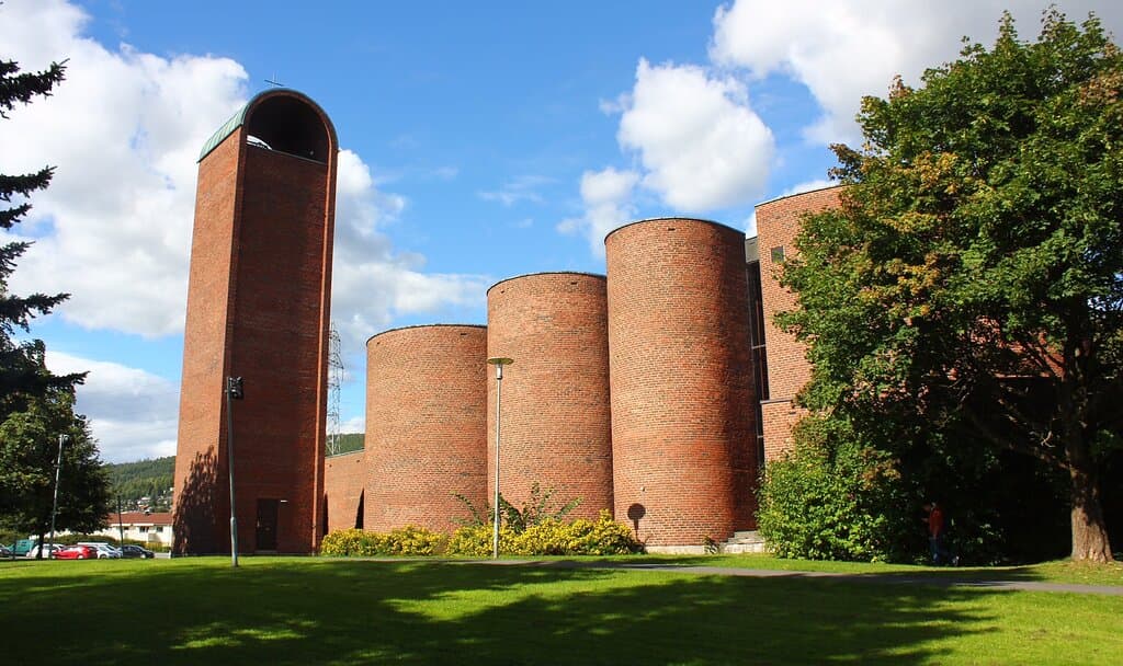 Arbeidskirke fra 1967. Arkitekter var Harald Hille og Odd Østbye.