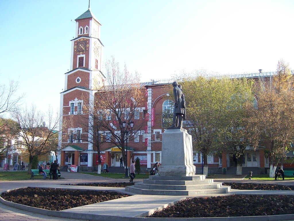 Памятник Пушкину и Далю установлен в центре Оренбурга в 1998-м году. 