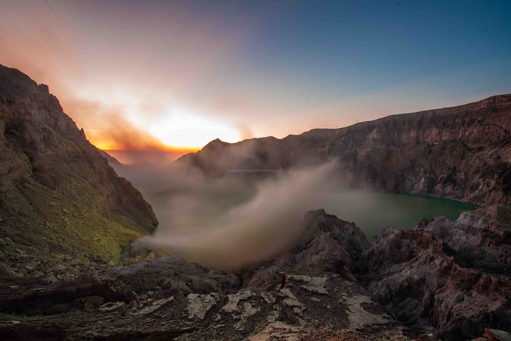 ijen blue fire tour | The Ijen volcano has some of the highest levels of sulfur in the world. Because sulfur can spews “blue fire”, unusual for a volcano. This blue glow is lava. The glow is absolutely the light from the combustion of sulfuric gases.