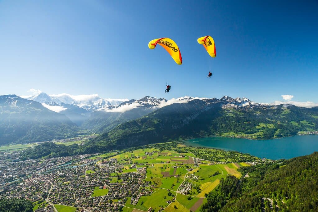 Paragliding in Interlaken - Ein einzigartiges Erlebnis mit Blick auf die Schweizer Alpen mit ihren Bergen und Seen
