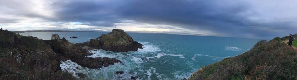 Chemin facile d'accès en terre depuis le parking, compter 5-10 minutes. Activités l'été autour du fort.