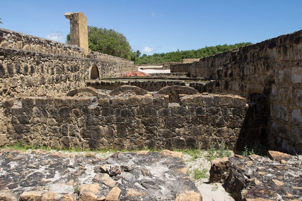 Vista do que restou das paredes do forte. 