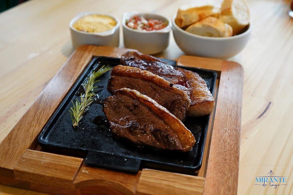 Almoço, lanches e porções especiais.
