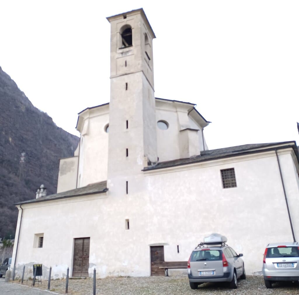 ...vista laterale della Chiesetta!!...