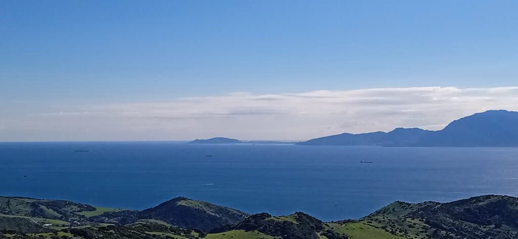 El estrecho de Gibraltar,al fondo Ceuta.