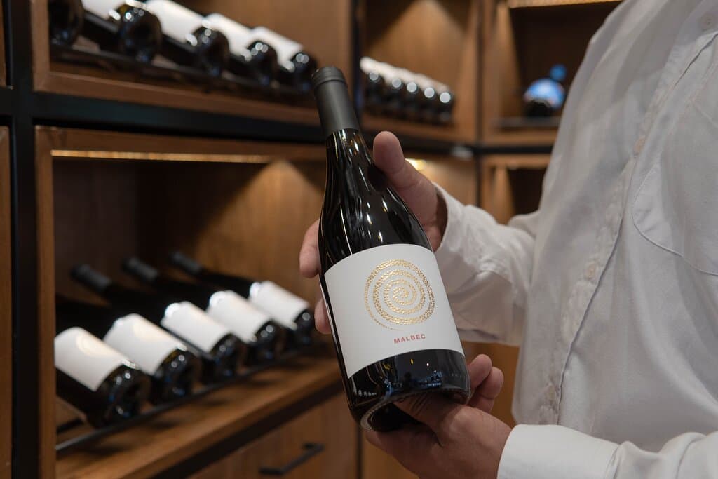 AMALAYA WINE BAR EXCLUSIVOS  (producción limitada de 6 vinos) I En 2018, se creó una colección exclusiva de seis varietales únicos de edición limitada que representa la energía vibrante que proviene de la altura a la que se cosecha, del sol, de las montañas, del desierto y del aire puro de valle de Cafayate a 1800 msnm.
